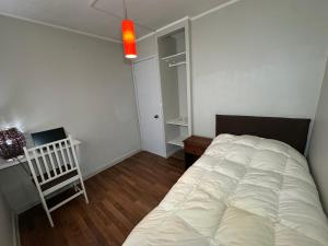 Habitación con cama simple, wc privado y ducha compartida, en barrio acogedor y silencioso