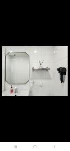 Modern house across from Sinsa Garosu-gil, internet TV, parking available