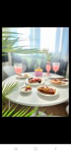 Modern house across from Sinsa Garosu-gil, internet TV, parking available