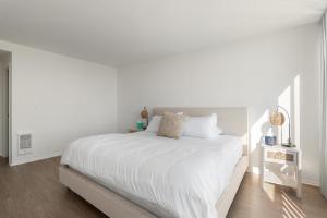 The violet-Santa Monica highrise beach front&view