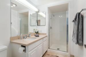 The violet-Santa Monica highrise beach front&view