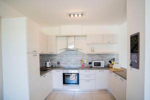 066 - VILLA LETIZIA, Elegante 3 PISCINA e Natura, 10 minuti da MARE e SPIAGGIE