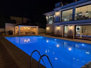 Villa Thorodin breathtaking 14P villa 1st line sea