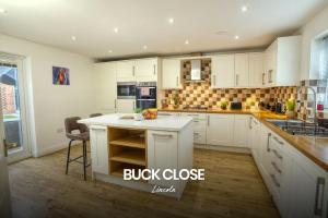 Incredible and Charming 4-bed Home in Lincoln by Renzo, Free Parking, Close to Lincoln Hospital!