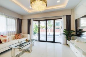 芭堤雅泳池四卧别墅 近四分方水上市场 可以住8人