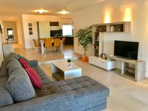 Fleur de Mai Apartment with Terrace - 埃尔哥茨拉