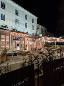 Hotels KYRIAD ORANGE Centre Ville - HOTEL & RESTAURANT & BAR - La Galerie d'Art des Princes - Provence Alpes Cote d'Azur - France - Proche A7-A9 - exit21- Chateauneuf-du-Pape Avignon Bollene Nimes - 24h-24h : photos des chambres