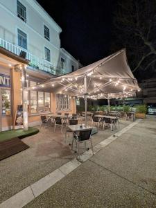 Hotels KYRIAD ORANGE Centre Ville - HOTEL & RESTAURANT & BAR - La Galerie d'Art des Princes - Provence Alpes Cote d'Azur - France - Proche A7-A9 - exit21- Chateauneuf-du-Pape Avignon Bollene Nimes - 24h-24h : photos des chambres