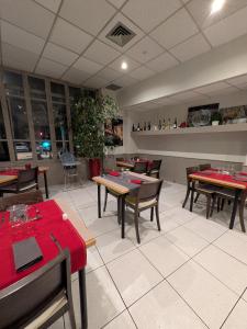 Hotels KYRIAD ORANGE Centre Ville - HOTEL & RESTAURANT & BAR - La Galerie d'Art des Princes - Provence Alpes Cote d'Azur - France - Proche A7-A9 - exit21- Chateauneuf-du-Pape Avignon Bollene Nimes - 24h-24h : photos des chambres