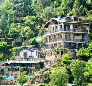 The Garden Courts - Barog