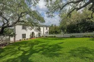 Chateau Lake Austin - Four Points