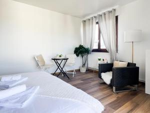 Appartements Mont Royal - piscine - balcon vue imprenable sur les montagnes : photos des chambres