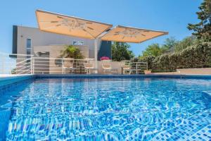 Sargas Suite 3 with pool view