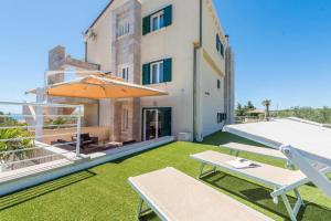 Sargas Suite 3 with pool view