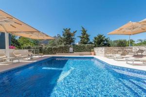 Sargas Suite 5 with pool view