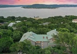 Luxury Lake Travis Retreat, Sleeps 10, Hot Tub & Private Pool - Four Points