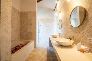 Luxurious 5 bd villa in Seminyak - art deco style