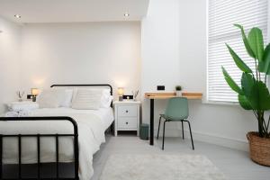 Private Kitchen & WM Work Desk Free Parking