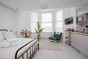 Private Kitchen & WM Work Desk Free Parking