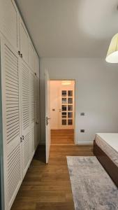 Luxury 2 BDR Apartment Bathtub & Lake View