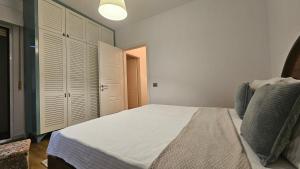 Luxury 2 BDR Apartment Bathtub & Lake View