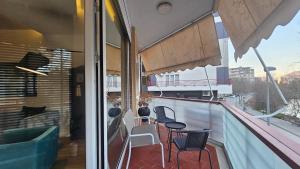 Luxury 2 BDR Apartment Bathtub & Lake View