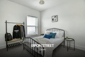 Cosy and Inviting 2-bed Townhouse in Lincoln by Renzo, Free Wi-Fi, Ideal for contractors - Canwick