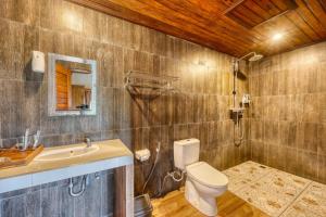 Phòng Loại Sang Hướng Bể Bơi Giường Lớn – Cấm Hút Thuốc (Deluxe King Bed with Pool View - Non-smoking)