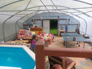 Tentes de luxe Bell tent one of three to rent fully equipped private equipped kitchen tents too : photos des chambres
