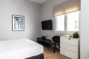 Elliot Petralona, Athens