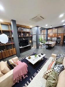 Bangkok Thailand Core Business District 3b3b Duplex Private House Family Room Cooking Smoking Nursery