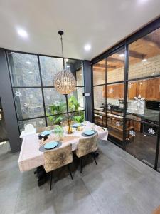 Bangkok Thailand Core Business District 3b3b Duplex Private House Family Room Cooking Smoking Nursery