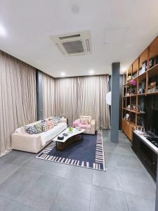 Bangkok Thailand Core Business District 3b3b Duplex Private House Family Room Cooking Smoking Nursery