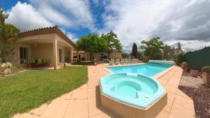 Villas Fantastic Large Villa with Garden, Pool and Jacuzzi : photos des chambres
