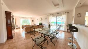 Villas Fantastic Large Villa with Garden, Pool and Jacuzzi : Villa