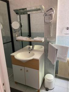 Hotels HOTEL LES MARRONNIERS : photos des chambres