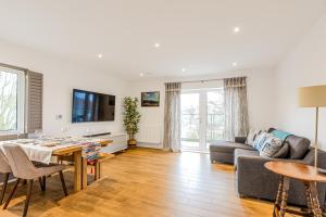 Spacious 2BR Apt with Balcony in Camberwell