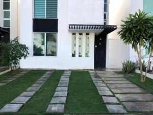 Casa con alberca y jardín en Cancún