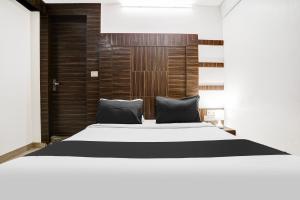 Collection O Shirdi Near Sai Baba Temple