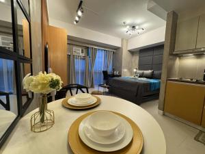 Industrial Chic Studio in McKinley Hill Walk to Venice Mall