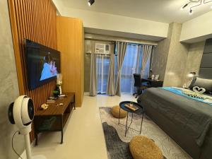 Industrial Chic Studio in McKinley Hill Walk to Venice Mall