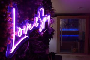 B&B / Chambres d'hotes Loveroom de charme avec jacuzzi et sauna : photos des chambres