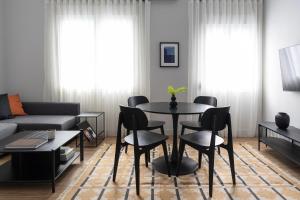 Elliot Petralona, Athens