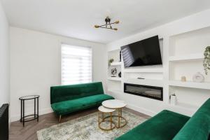 Spacious Stylish House Sleeps 10 in Central Tonbridge