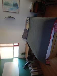 recamara completa, ropa de cama, closet, baño completo, áreas comunes, cocina completa y equipada, sala, comedor, terraza, cajón de estacionamiento, internet, y televisión por cable