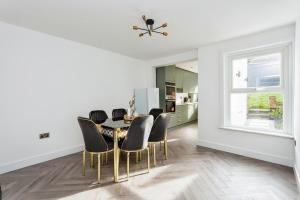 Spacious Stylish House Sleeps 10 in Central Tonbridge