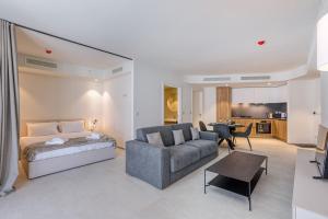 Deluxe Mercury Suites 439 with Pool