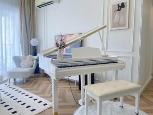 Romantic Seaview & Piano Stay In Johor Bahru 15 mins drive to Legoland