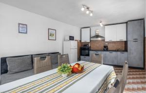 3 Bedroom Beautiful Home In Grizane 