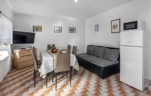 3 Bedroom Beautiful Home In Grizane 